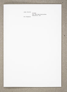 Der titel, ein weißer Hintergrund mit in schwarzer Courier Schreibmaschinenschrift gesetztem Titel. Das Heft liegt auf einem Grauen Pappumschlag, in dem es eingepackt kommt.