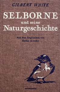 Buchdeckel, eingebunden in braunen Buchbinde-Canvas und im dualton mit Siebdruck bedrucktem Titel: 'Selborne und seine Naturgeschichte'. In der unteren rechten Ecke ist ein illustrierter Vogel, der über die Schulter nach links guckt. 