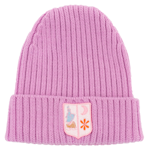 A rose coloured woven beanie with an embroidered detail at the rim. The embroidery entails a sailing ship, a 6-leaved bright orange flower and a rose half moon. 