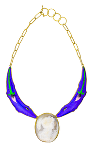 Chain-link necklace with two sapphire blue lizard-like creatures done in the cloisonné enamelling technique with a green stemmed, pink petaled flower on each. They are arranged to face a Cameo profile of an elegant figure in white on a beige cloudy backdrop – all outlined in fine gold metal.
